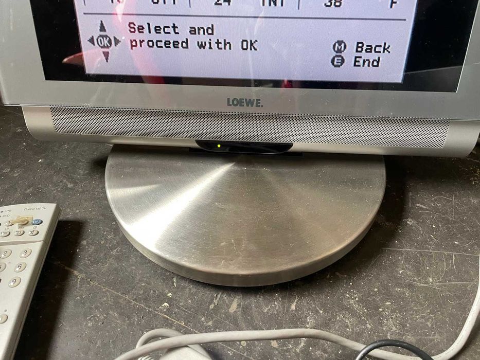 Сверхкомпактный телевизор 15" LOEWE FL38 дизайнерское исполнение