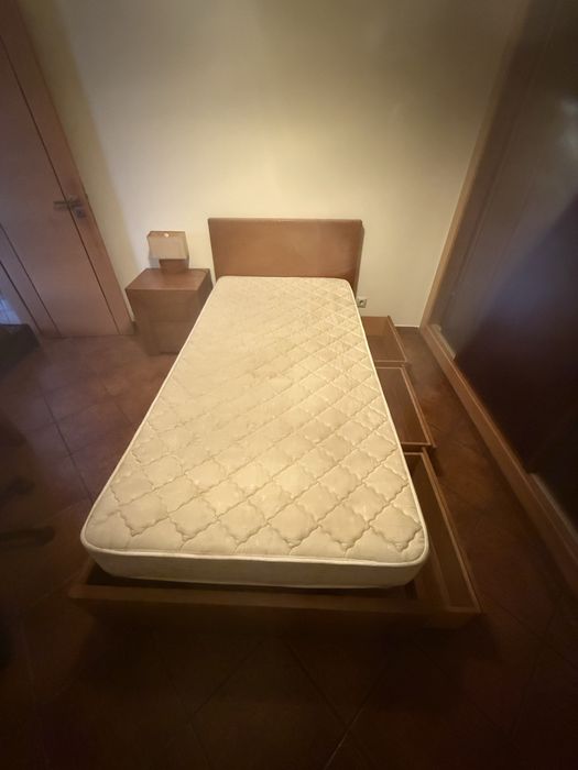 Cama de Solteiro em cerejeira com colchão, mesa de cabeceira e secreta