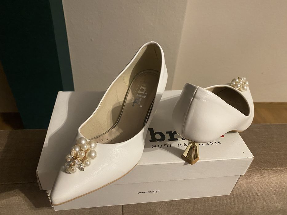 Buty ślubne ze zlotym obcasem.