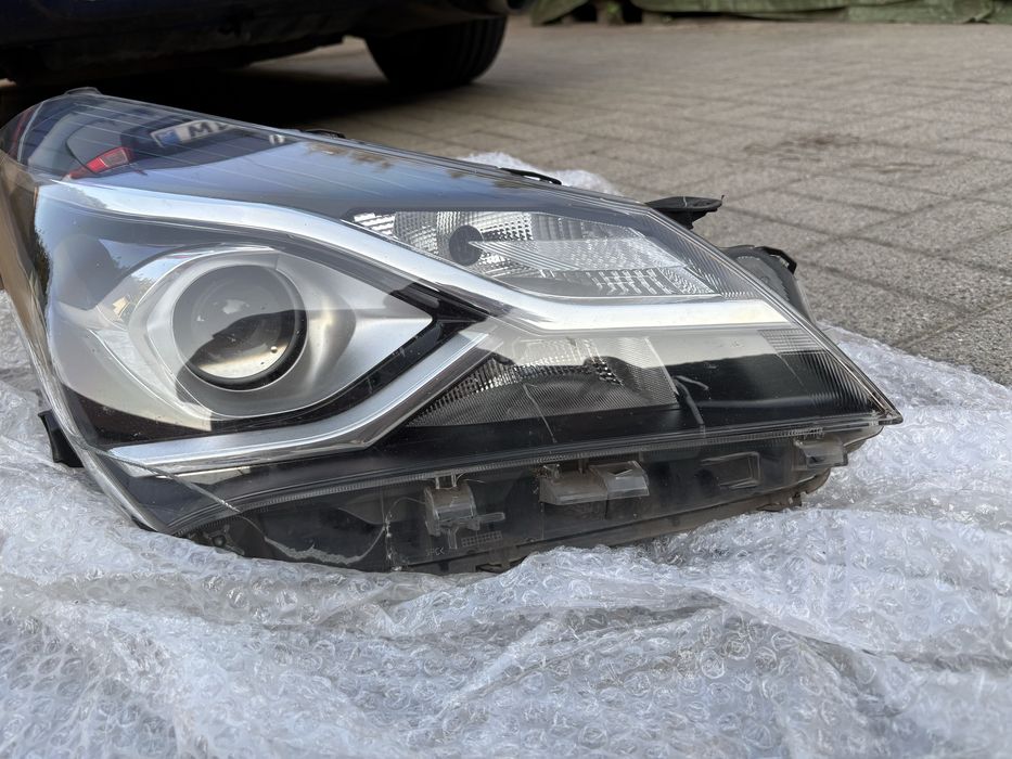 Lampa przednia prawa toyota
