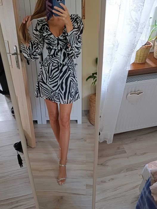 Sukienka damska zebra falbany dekolt XS czarno biała mini