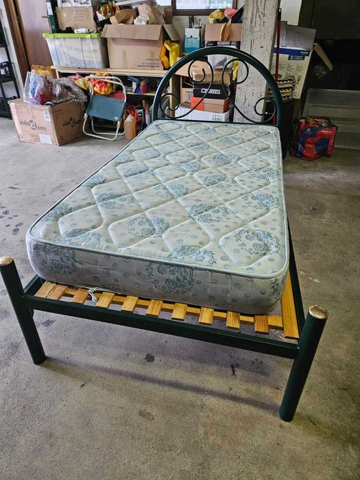 Cama solteiro com estrado e colchão