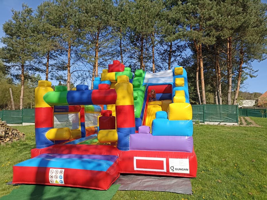 Dmuchany zamek ze zjeżdżalnią Kolorowe Klocki