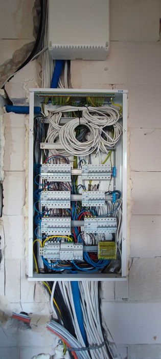 Elektryk, Instalacje elektryczne