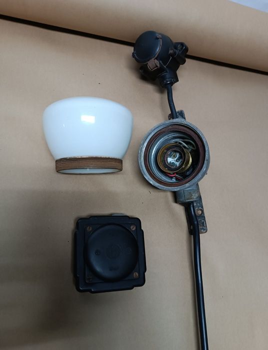 Stara lampa przemysłowa warsztatowa