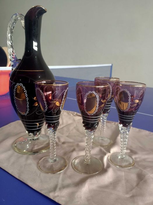 Conjunto elegante de licor com garrafa e 4 copos de pé