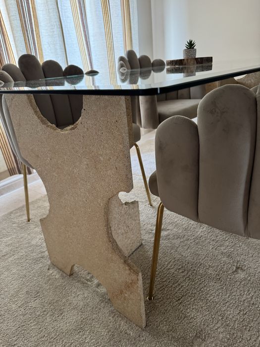 Mesa de vidro, base em mármore