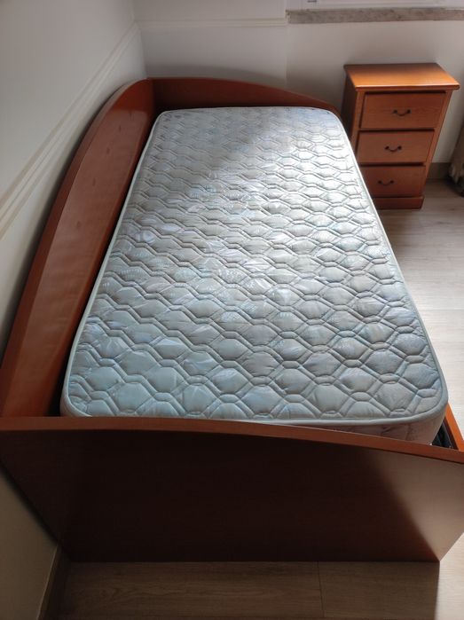 Cama dupla com estrado