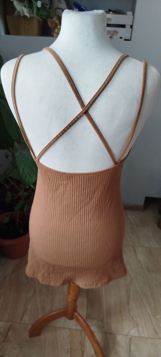 Prążkowana sukienka pull&bear m z rozcięciem