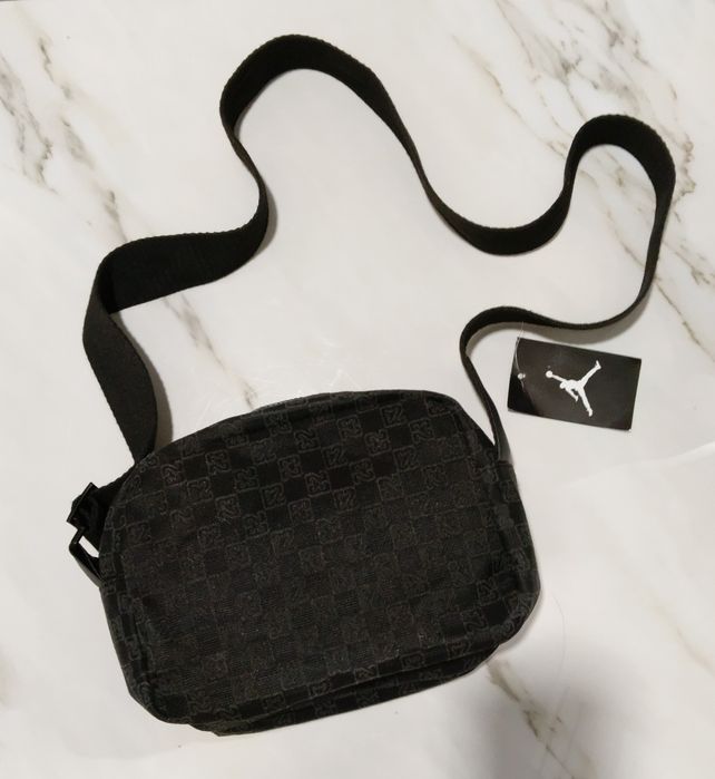 Сумку Jordan monogram