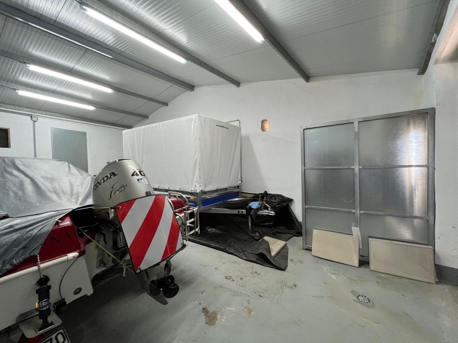 Garagem/Armazem  com WC e quintal