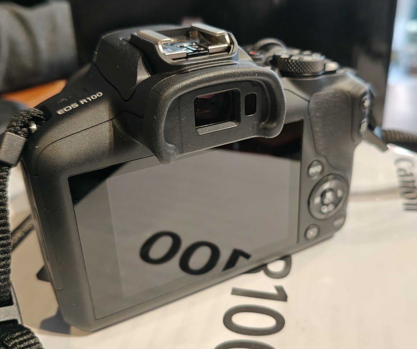 Aparat fotograficzny CANON EOS R100/Obiektyw/Ładowarka, Bateria/Warto