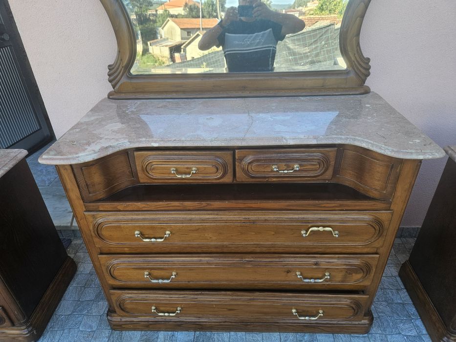 Mobília de Quarto em Madeira: Cômoda c/ Espelho e Mesinhas de Cabeceira