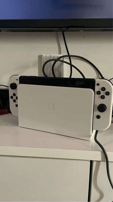 Nintendo Switch oled - ja desbloqueada + 2 jogos
