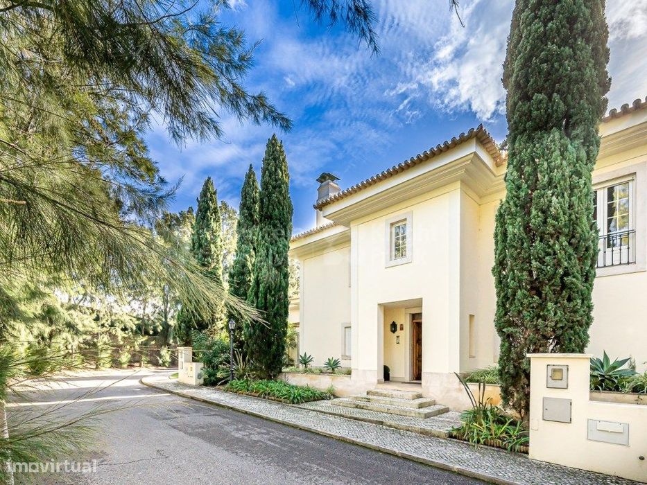 Moradia T4 com jardim para arrendar na Quinta Patino