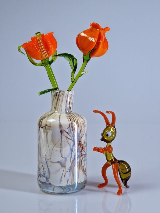 Szklany zestaw kwiatuszki w wazonie i mróweczka