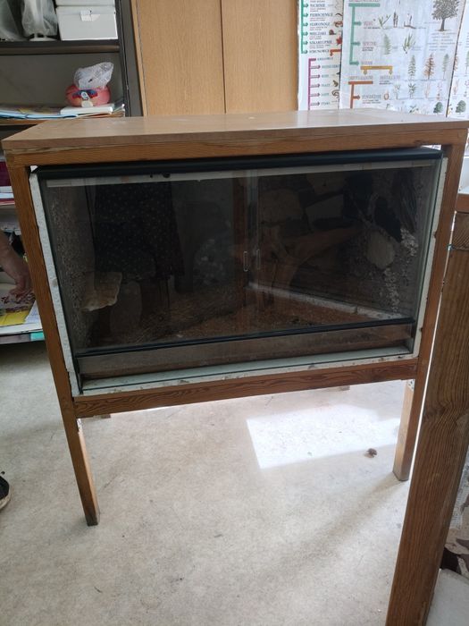 Sprzedam duże terrarium z drewnianą obudową