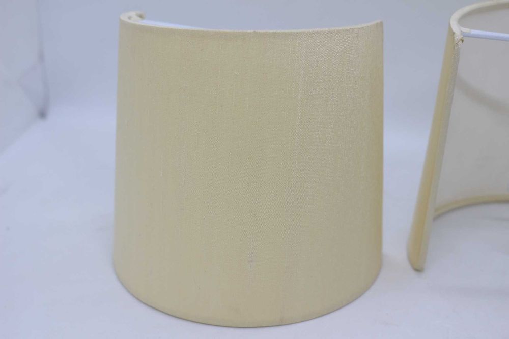 Par de Antigos Abajures em Meia Lua Forrados a Tecido