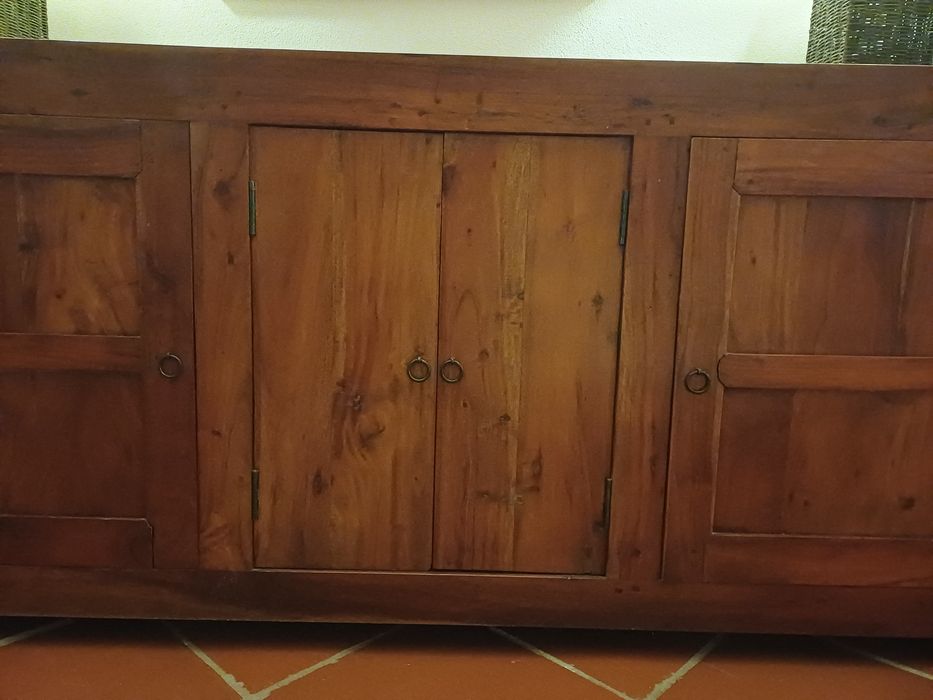 Aparador em madeira maciça