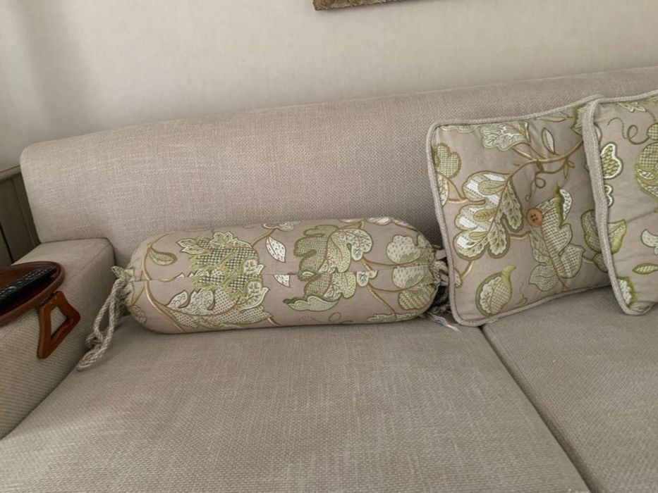 Custom-made floral-patterned cushions64409435655299124