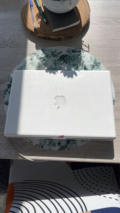 Apple MacBook White 2009