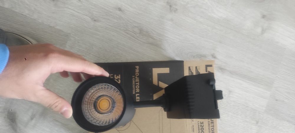 Foco led para calha monofásico