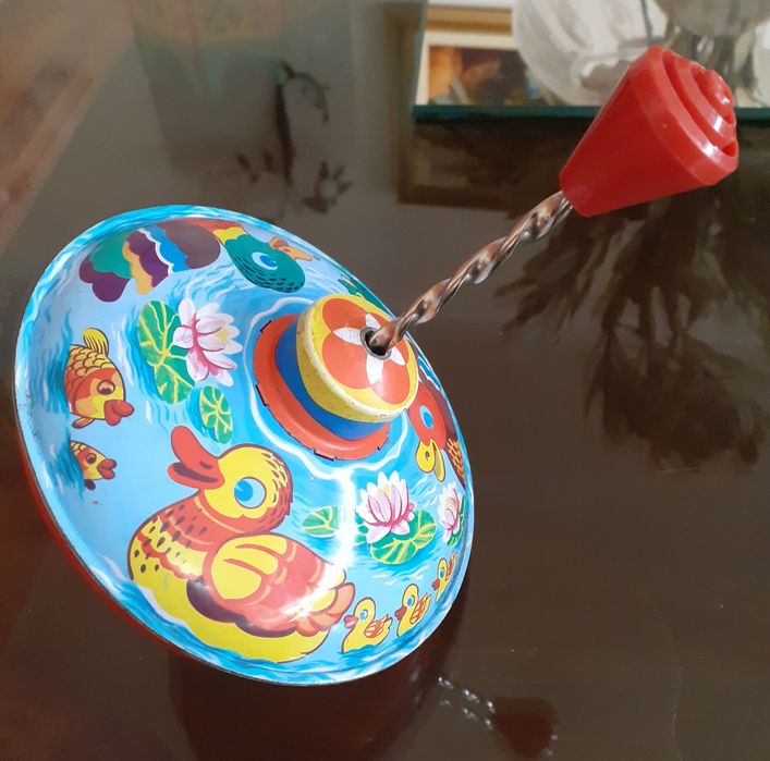 Pião. Brinquedo de coleção.