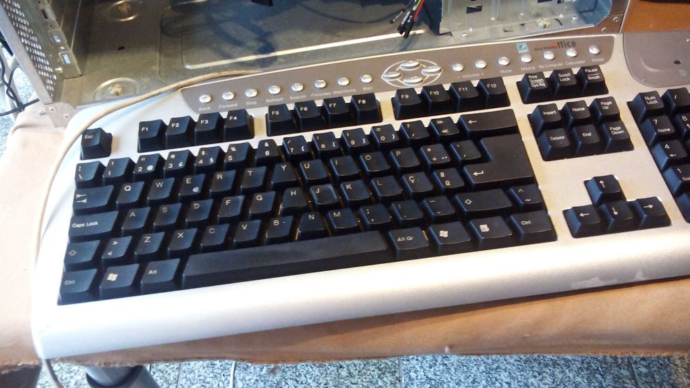 computador de secretaria impecável.