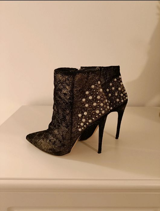 Botki czarny zamsz z domieszką złotego, ćwieki z perłami, roz. 37