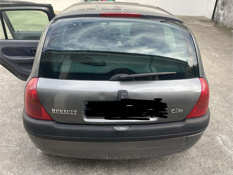 Renault Clio II 1.2 RN (5 Portas) – Ano 2000 | 215.000 km
