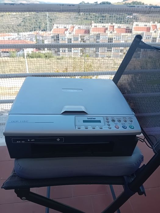 Brother DCP‑115C – Impressora/Scanner/Copiadora – 50€ (negociável)