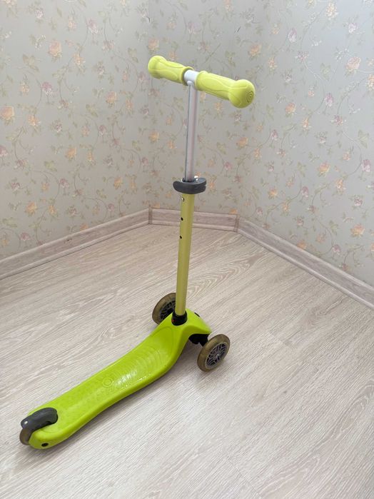 Самокат GLOBBER серії PRIMO FOLDABLE LIGHTS зелений (432-106-3)