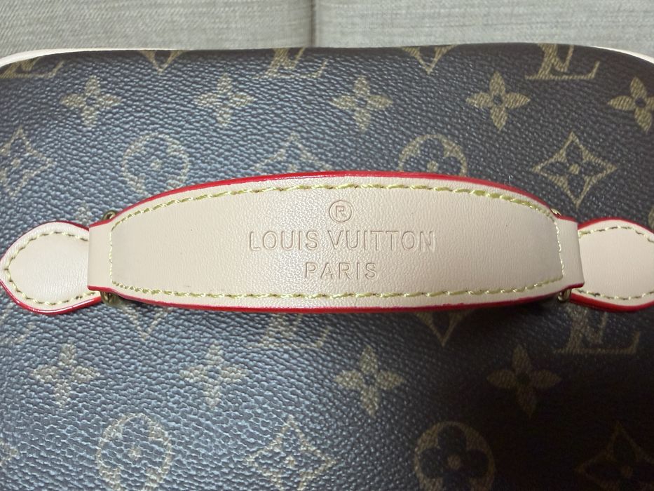 Kosmetyczka Kuferek Louis Vuitton LV z łańcuszkiem i paskiem