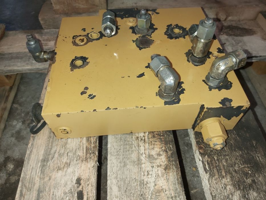 Rozdzielacz hydrauliczny ładowarka Cat 962 - części
