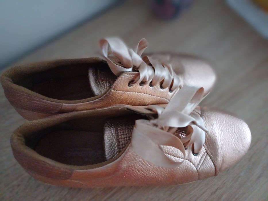 Ténis dourado em bom estado!