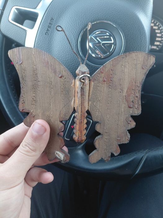 Borboleta de madeira em bom estado geral. 5€