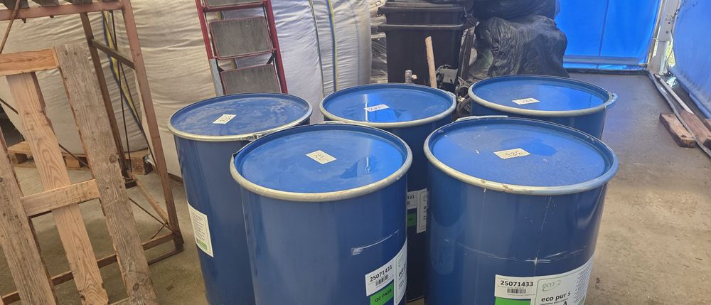 В наявності бочки з зажимом( з кришкою)200л, 30л. Є 30л, під рідину