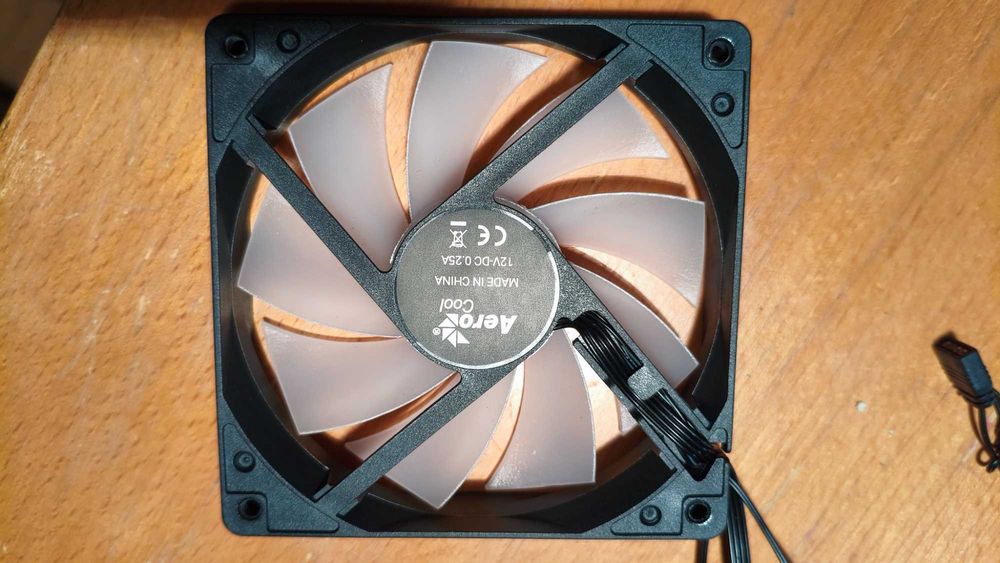 4 ventoinhas/fans Aerocool 12cm Moderno ARGB 3p Auto ou Manual (NOVAS) + 1 Fan 12cm com luz e ligação  Molex Macho/Femea