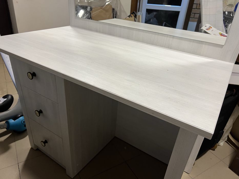 Стіл для макіяжу