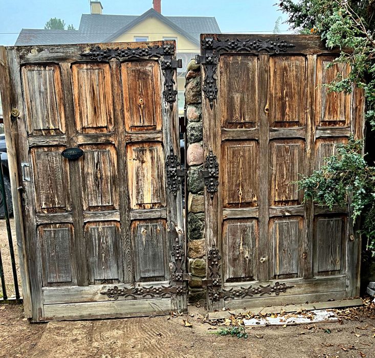 Drewniane drzwi garażowe[brama] z pięknymi okuciami + drzwi wejściowe