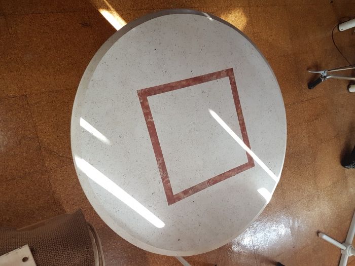 Aparador em pedra com espelho e mesa de centro