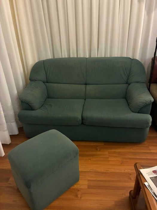 conjunto de 2 sofás (um deles sofá-cama) + apoio para pés