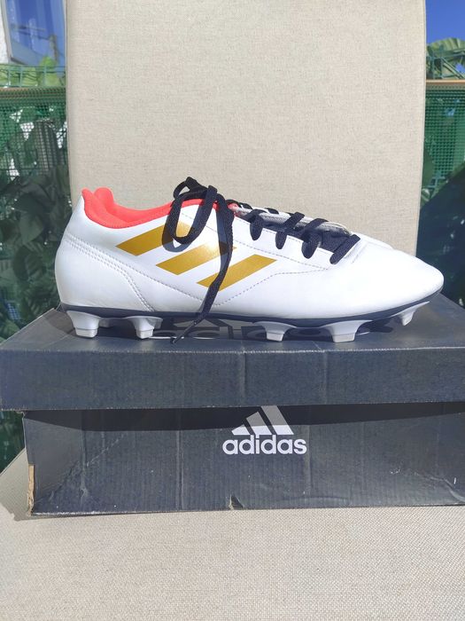 chuteiras em branco sapatilhas Adidas