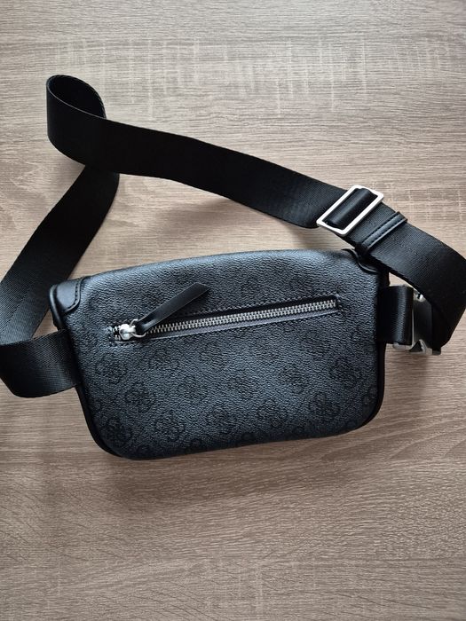 Czarna nerka marki Guess
