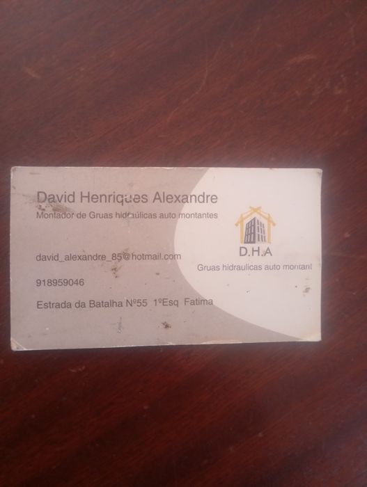 Montagem de gruas hidráulicas auto montantes