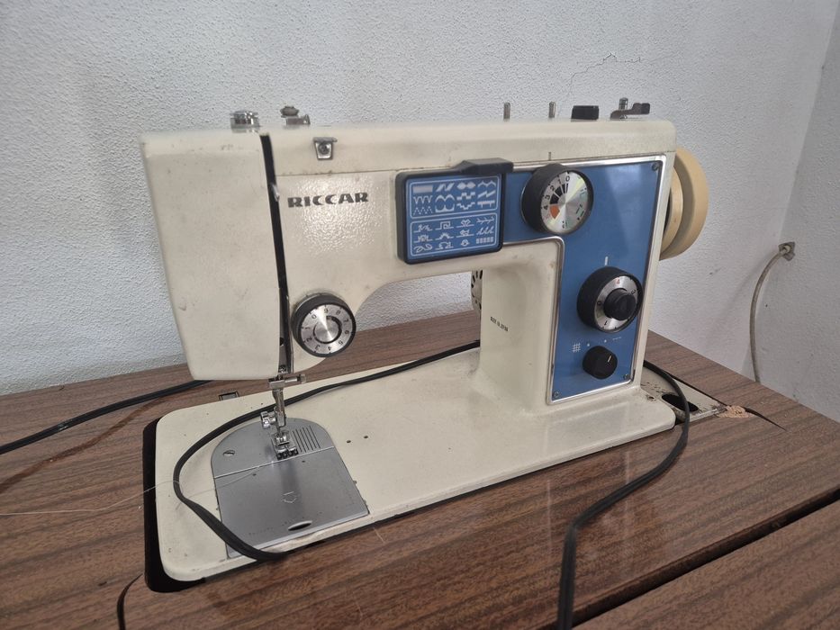 Máquina de costura Riccar com móvel