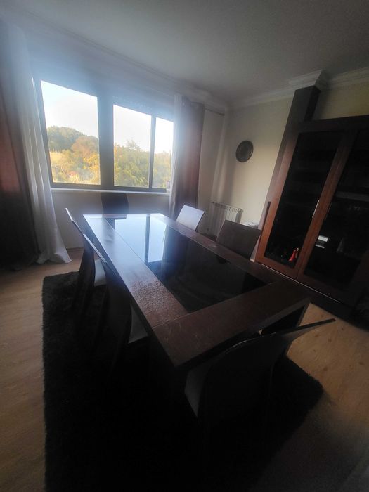 Mesa e cadeiras de sala de jantar