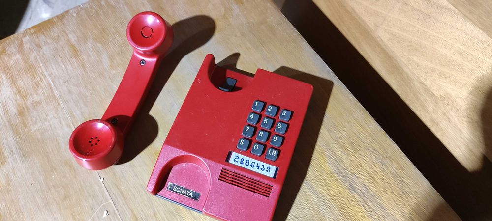 stary telefon stacjonarny PRL zabawka