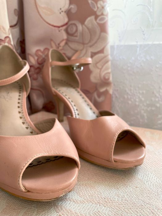 Нюдові елегантні шкіряні босоніжки