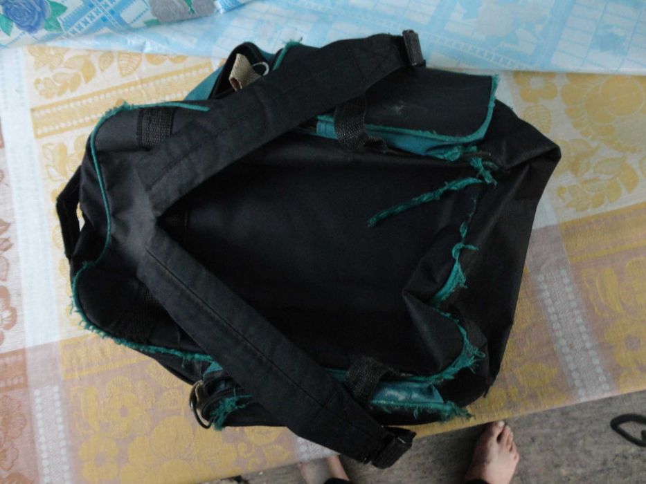 Рюкзак потребує ремонту.